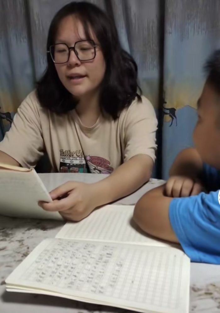 Anh cả hốt giáo viên chủ nhiệm, cậu út được kèm từ sáng tới đêm
