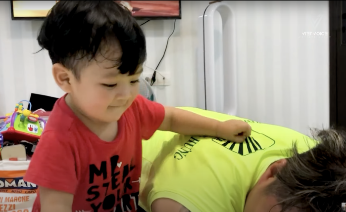 Quý tử 3 tuổi của Đàm Vĩnh Hưng tự lập, biết phụ giúp việc nhà