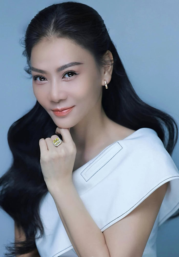 Ảnh hot sao Việt 12/11: Ảnh cưới con gái Phi Nhung và chồng Việt kiều