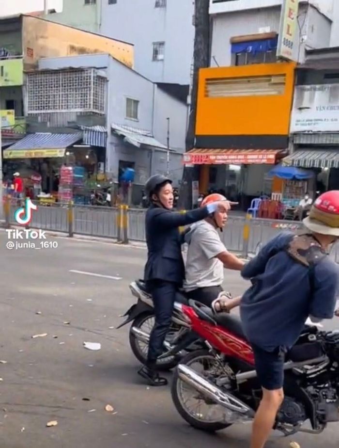 Ảnh hot sao Việt 15/11: Trường Giang giàu nứt vách vẫn đi xe ôm
