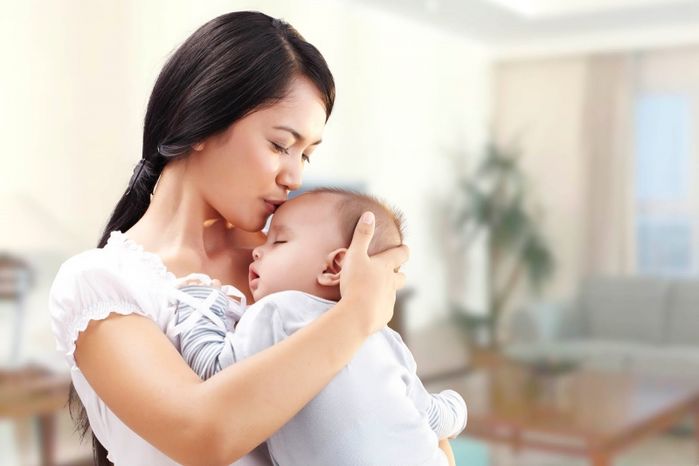 Nàng dâu Nga lần đầu sinh con ở Việt Nam: Thản nhiên đi pha sữa