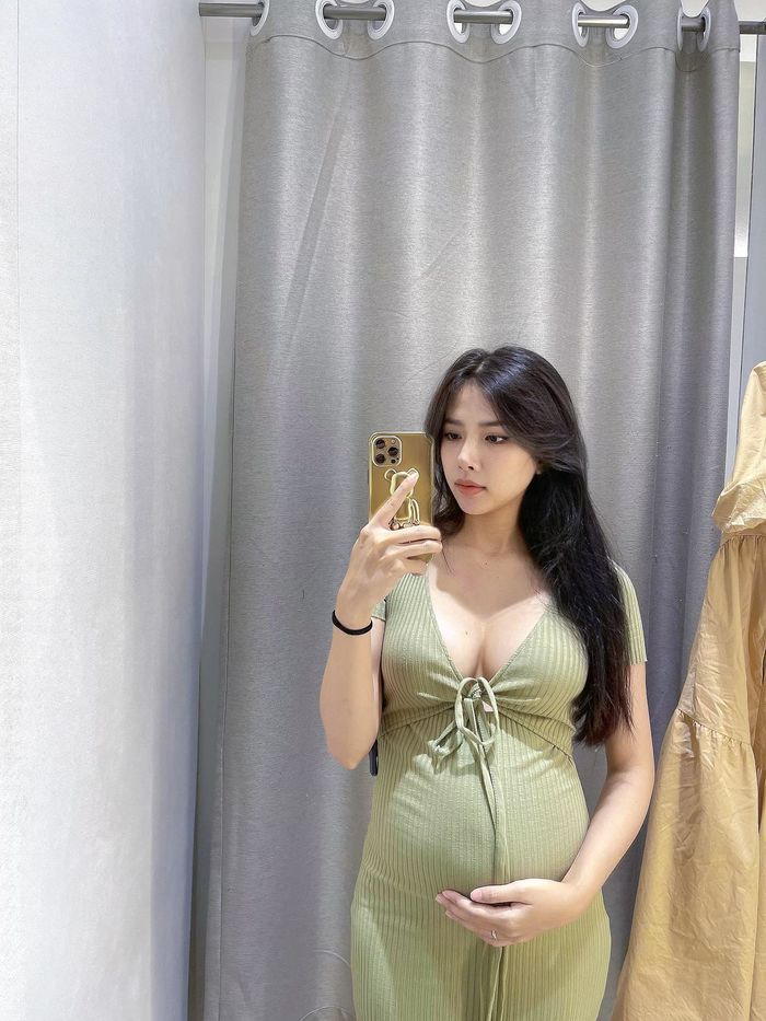 Bà xã Phan Mạnh Quỳnh khoe bầu vượt mặt tháng thứ 7