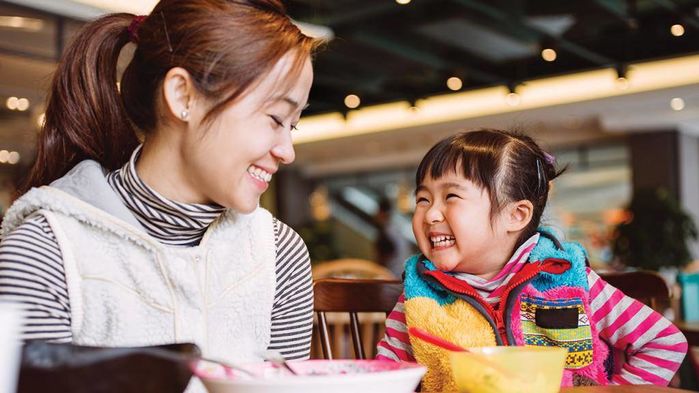 Bé gái dùng 2kg tiền lẻ tiết kiệm mua tặng mẹ lắc vàng 28 triệu đồng