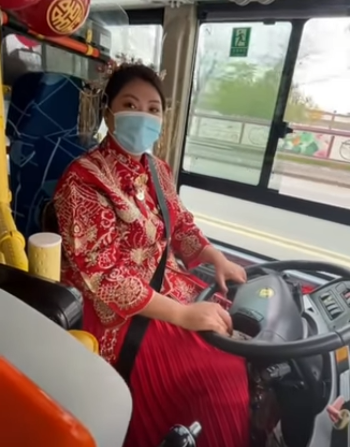 “Bệnh nghề nghiệp” cô dâu trong ngày đại hỷ vẫn lái xe bus để rước dâu