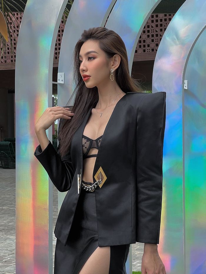 Bị trêu hết thời, Thùy Tiên chứng minh độ hot trên sóng livestream