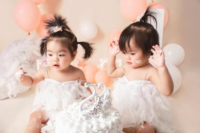 Bộ ảnh tròn 1 tuổi của con gái Vân Trang: 2 ái nữ lém lỉnh, dễ thương