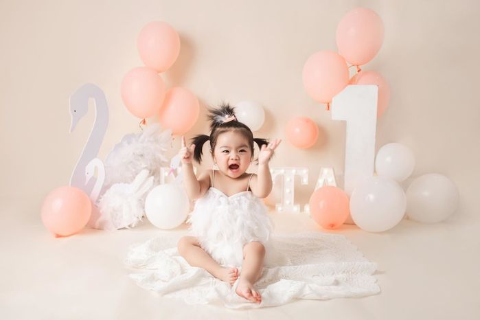 Bộ ảnh tròn 1 tuổi của con gái Vân Trang: 2 ái nữ lém lỉnh, dễ thương
