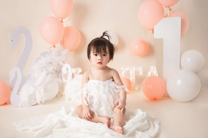 Bộ ảnh tròn 1 tuổi của con gái Vân Trang: 2 ái nữ lém lỉnh, dễ thương
