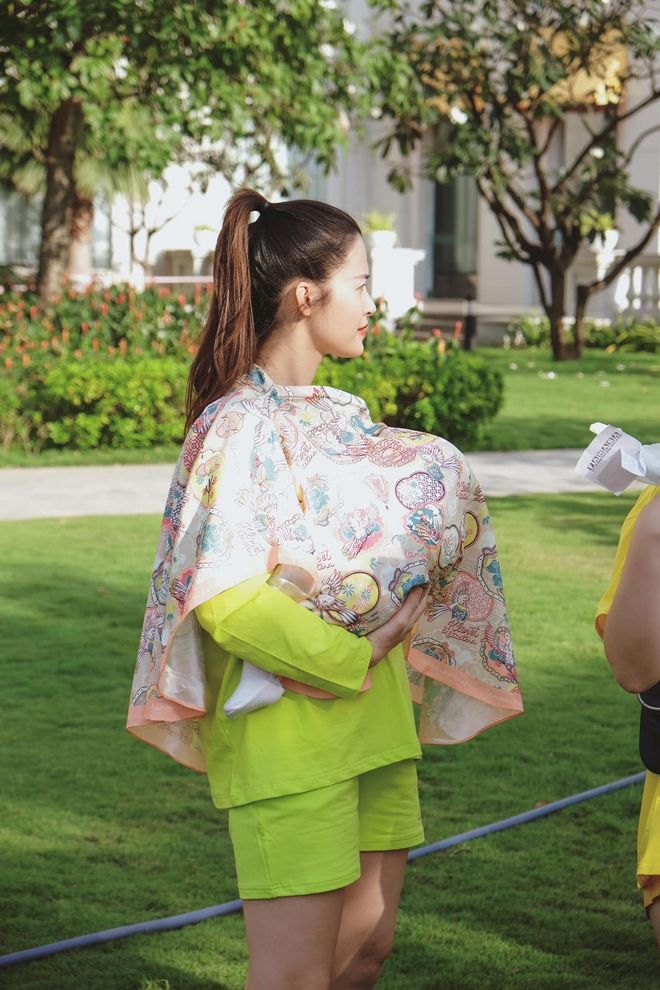Bộ ba nhà Đông Nhi không rời nửa bước, phá đảo từ Nhật Bản về Hà Nội