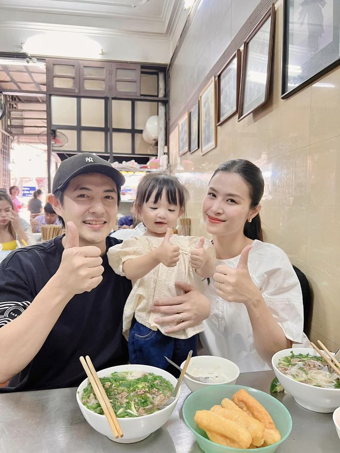 Bộ ba nhà Đông Nhi không rời nửa bước, phá đảo từ Nhật Bản về Hà Nội