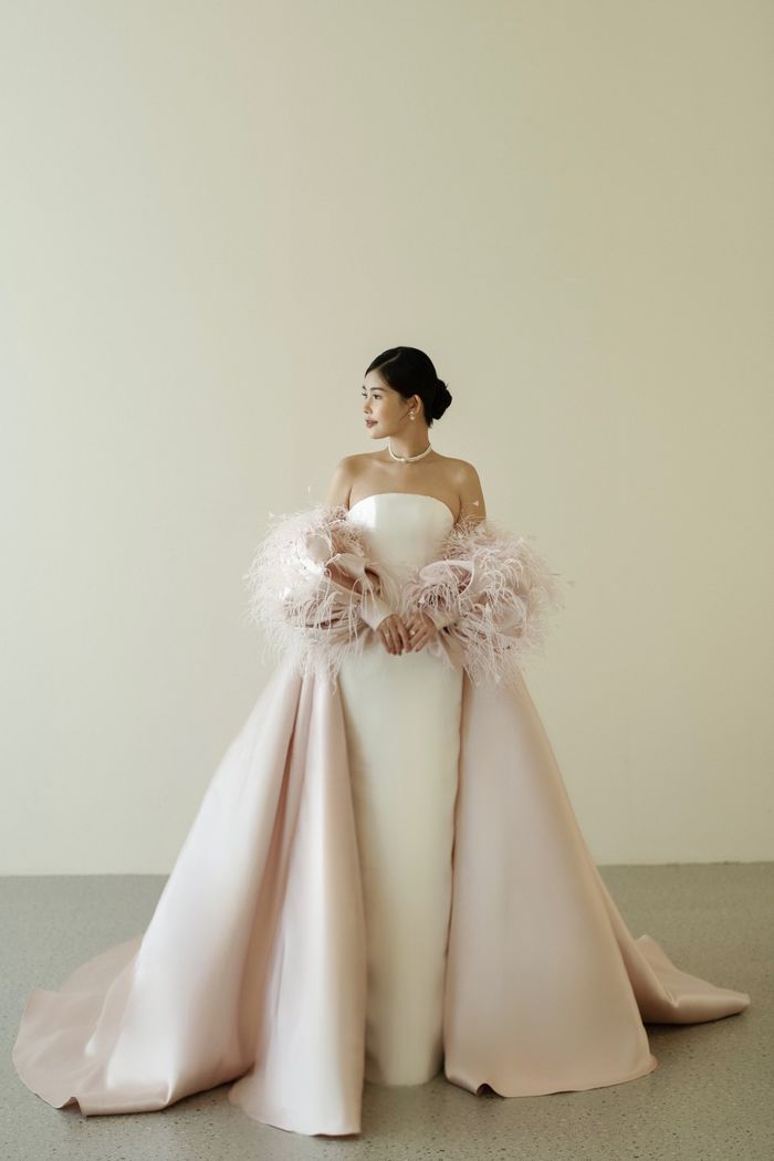 Cùng ngắm nhìn chiếc váy cưới gần 100 triệu đính 10000 viên pha lê bạc  của hot girl Khánh Vy  vợ Phan Mạnh Quỳnh