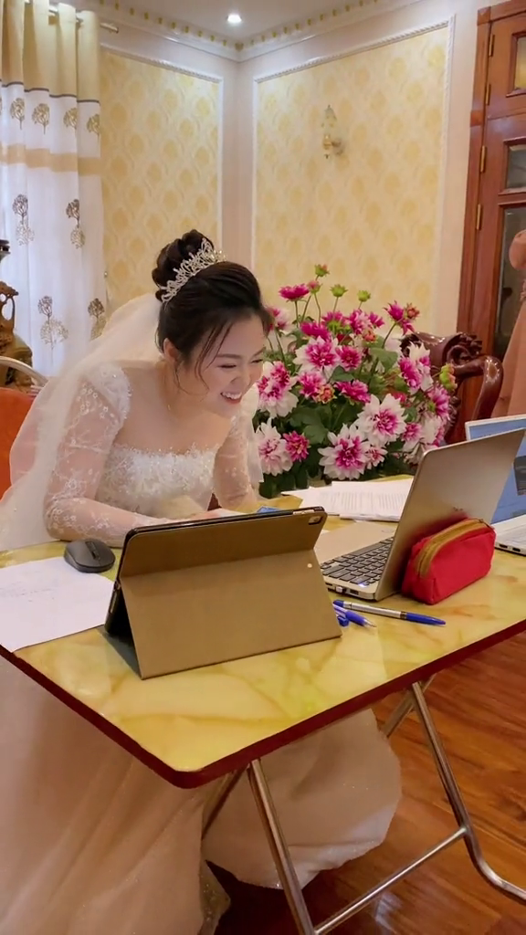 Cô dâu chờ chồng sang đón vẫn miệt mài thi online: cô chiếu đề nhanh ạ