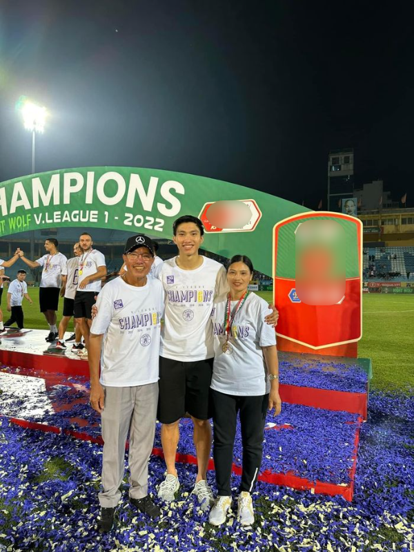 Các nàng WAGs xinh đẹp đến cổ vũ cầu thủ CLB Hà Nội vô địch V-League