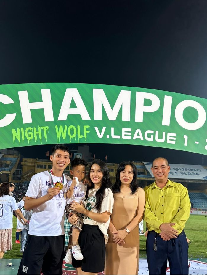 Các nàng WAGs xinh đẹp đến cổ vũ cầu thủ CLB Hà Nội vô địch V-League