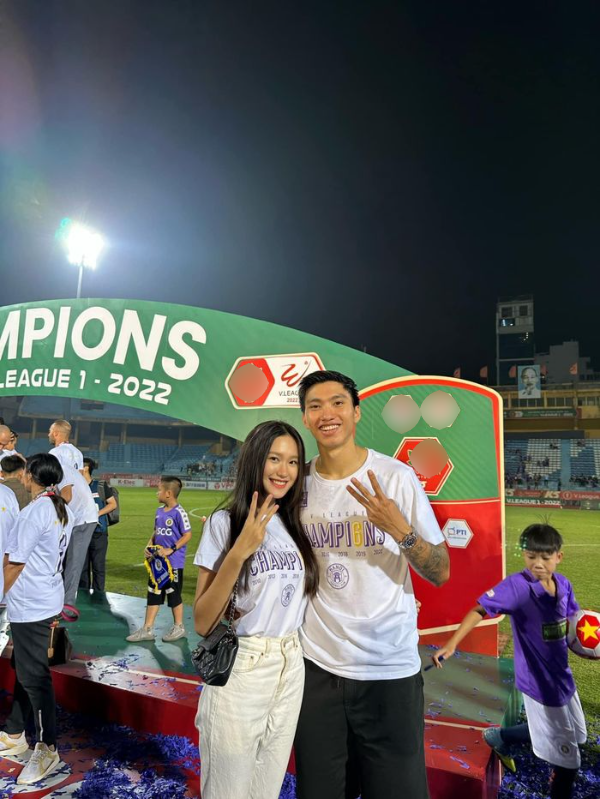 Các nàng WAGs xinh đẹp đến cổ vũ cầu thủ CLB Hà Nội vô địch V-League