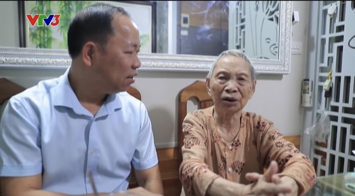 Cảm động người đàn ông U50 nuôi mẹ U100: Con sẽ chăm sóc mẹ đến già