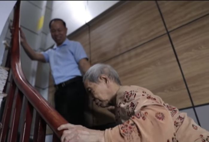 Cảm động người đàn ông U50 nuôi mẹ U100: Con sẽ chăm sóc mẹ đến già