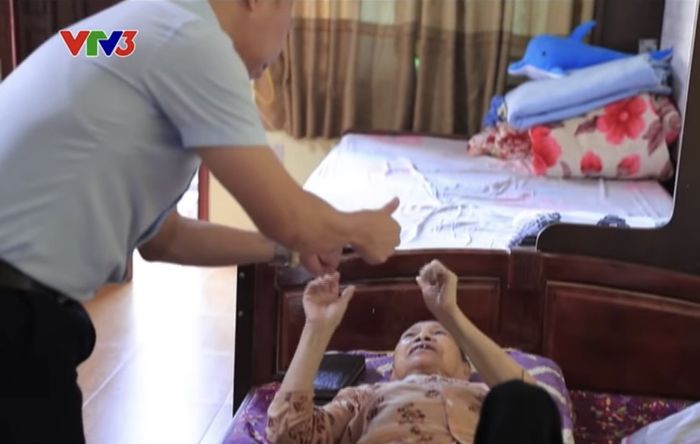 Cảm động người đàn ông U50 nuôi mẹ U100: Con sẽ chăm sóc mẹ đến già