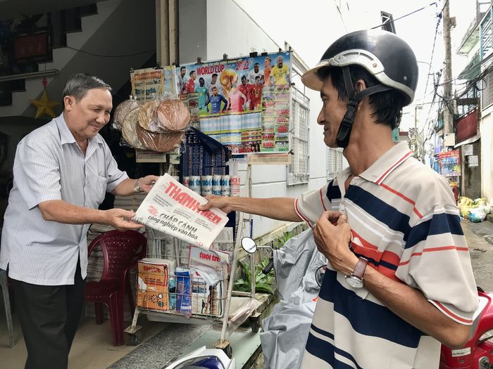 Cần Thơ: Cặp vợ chồng U80 có 40 năm gắn bó với nghề bán báo giấy