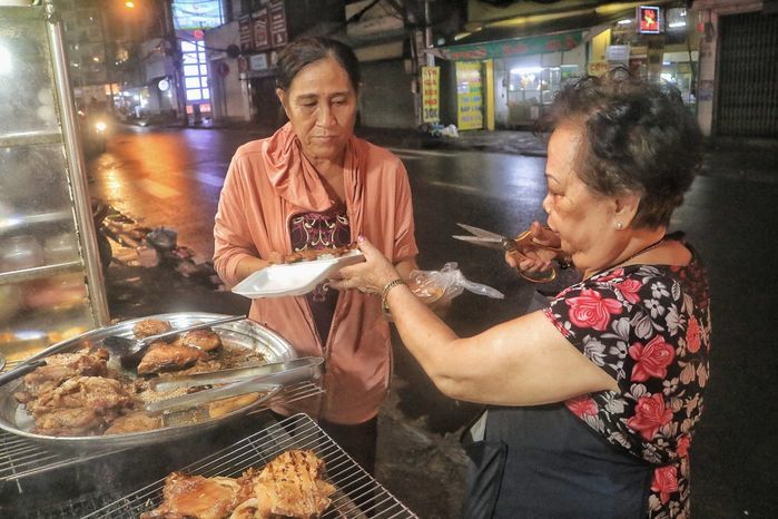 Cần Thơ: Cặp vợ chồng U80 có 40 năm gắn bó với nghề bán báo giấy