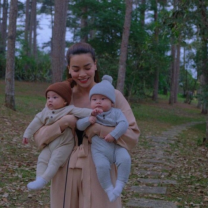 Cặp song sinh Lisa - Leon tháp tùng Hồ Ngọc Hà khắp mọi nơi