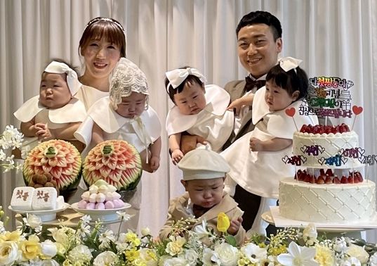 Cặp vợ chồng sinh 5 làm thôi nôi cho con: Tổng thống đích thân gửi quà