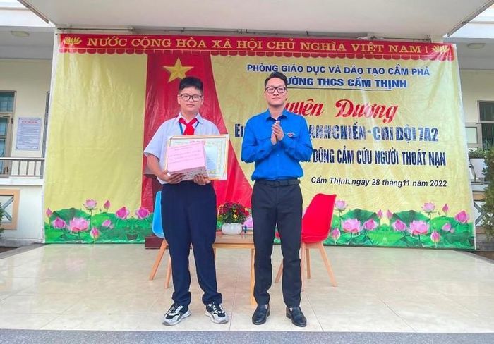 Cậu bé liều mình cứu người trước mũi tàu hỏa: Sinh tử trong gang tấc!
