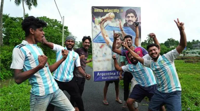 CĐV Ấn Độ hùn tiền sắm nhà chung giá 700 triệu đồng xem World Cup