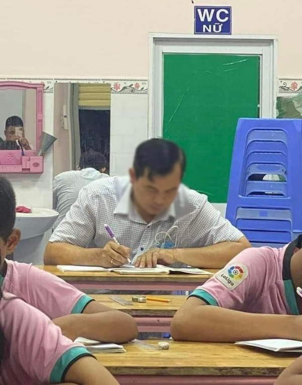 Cha U40 cùng con trai đi học lớp 3, ráng học trước 1 bài để dạy con