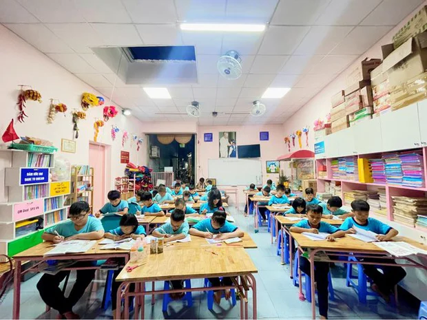 Cha U40 cùng con trai đi học lớp 3, ráng học trước 1 bài để dạy con