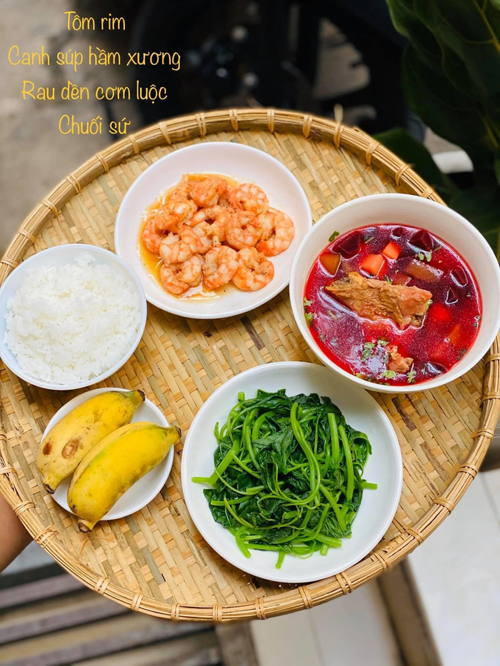 Chị chồng khéo léo nấu cơm cữ vừa ngon vừa đủ dinh dưỡng cho em dâu