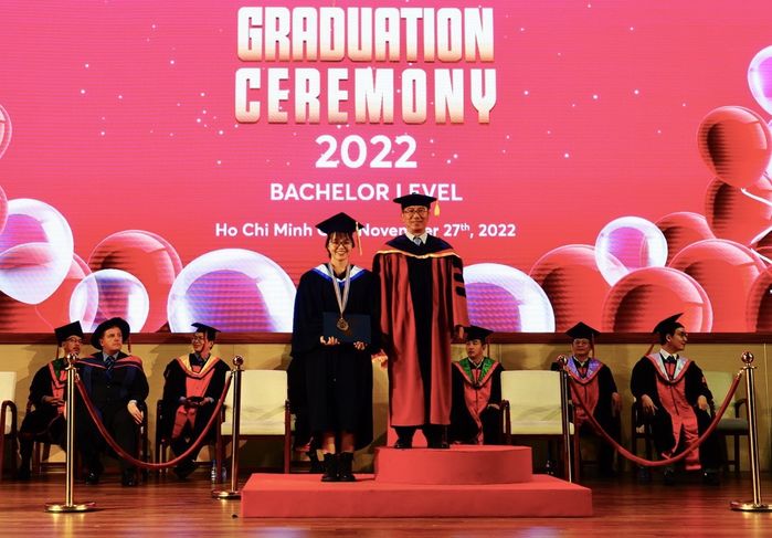 Chông chênh đường học, cô gái Quảng Ngãi vẫn thành Thủ khoa, IELTS 8.0