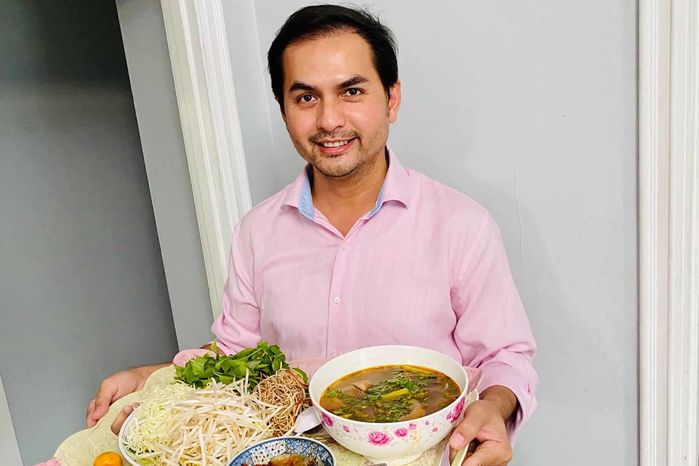 Chồng sao Việt nấu ăn như đầu bếp: Huy Trần chăm vợ bằng món ngon