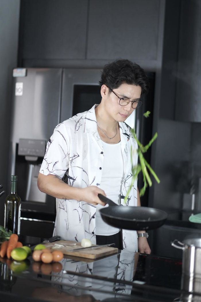 Chồng sao Việt nấu ăn như đầu bếp: Huy Trần chăm vợ bằng món ngon