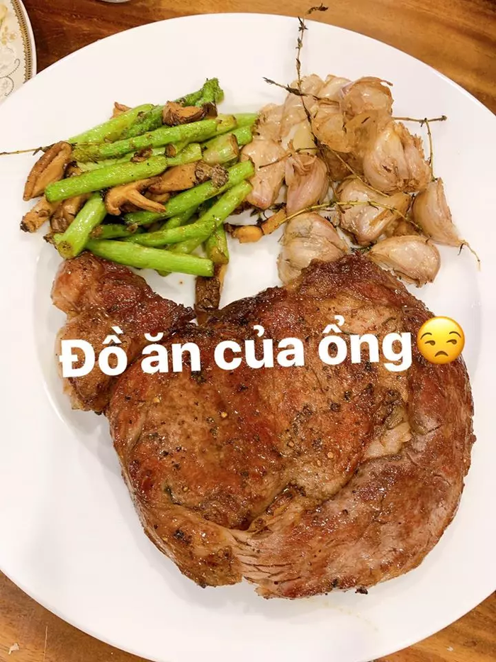 Chồng sao Việt nấu ăn như đầu bếp: Huy Trần chăm vợ bằng món ngon