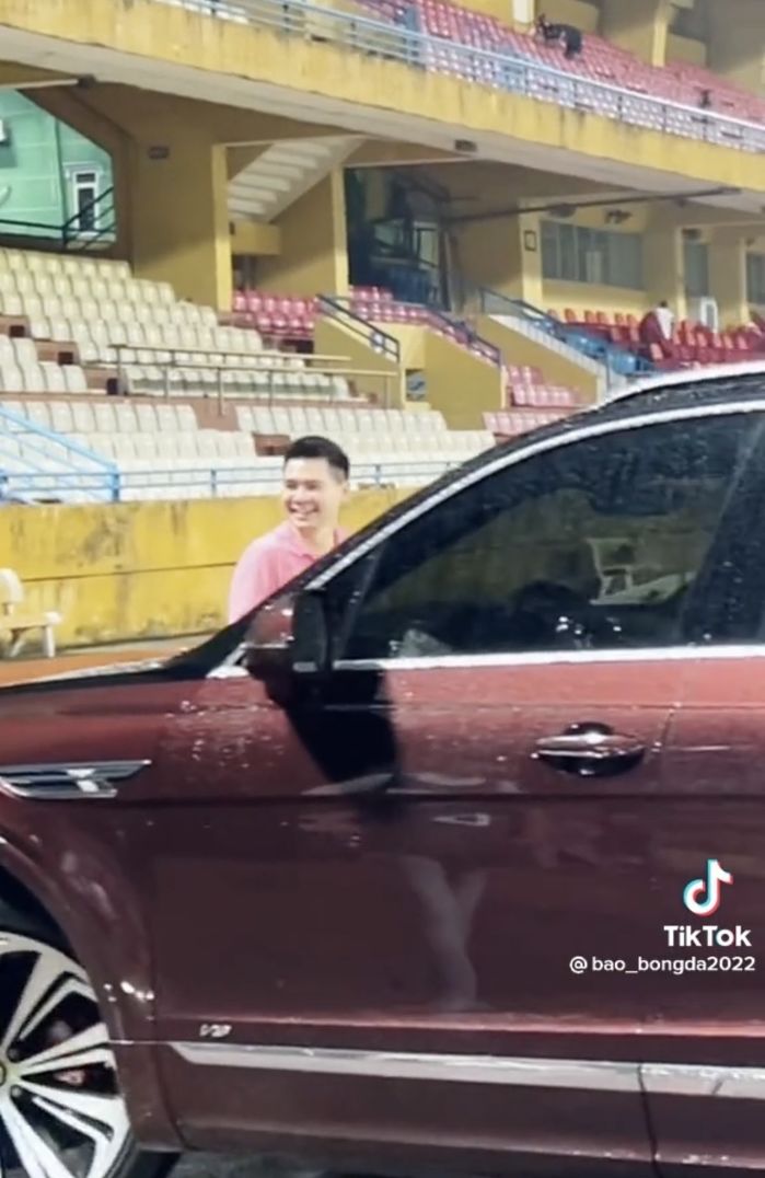 Chồng thiếu gia Đỗ Mỹ Linh đi siêu xe hơn 25 tỷ đến cổ vũ đội bóng
