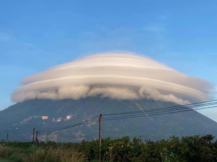 Chuyên gia nói về mây hình nón trên đỉnh núi Bà Đen: Đó là phù vân