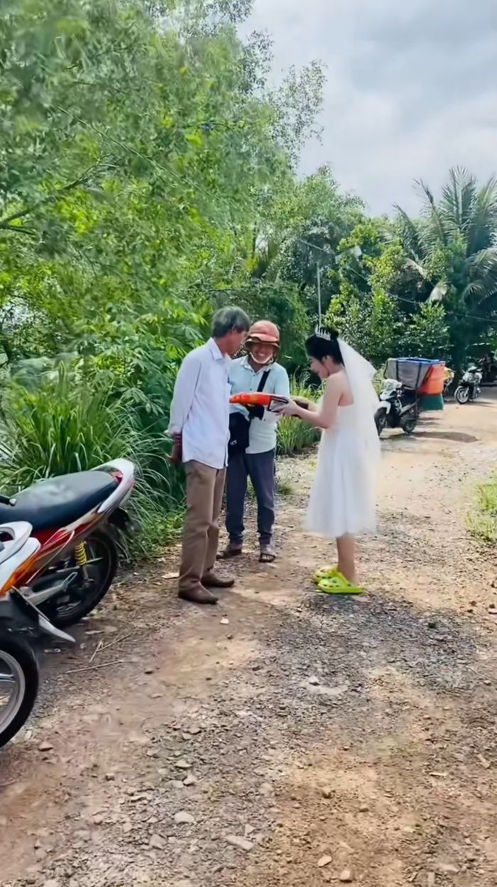 Cô dâu có tâm: Bận cưới vẫn không boom hàng, xin tiền chồng ra nhận
