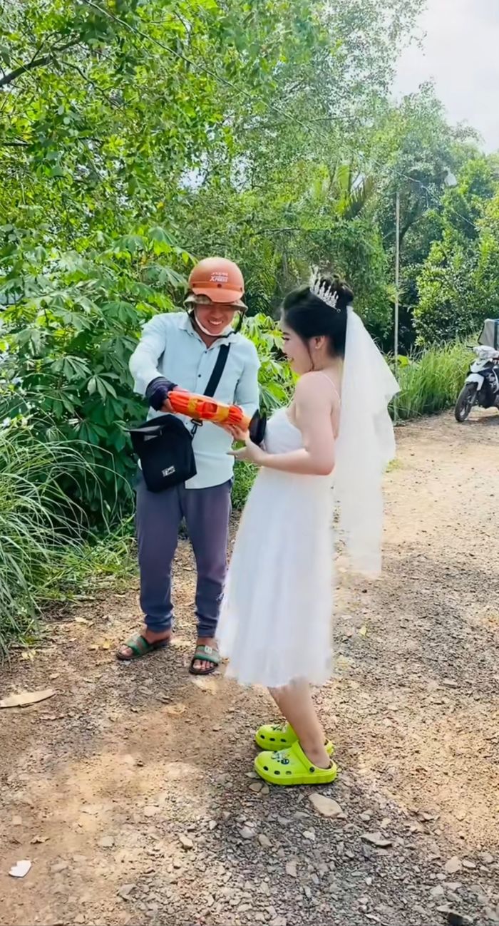 Cô dâu có tâm: Bận cưới vẫn không boom hàng, xin tiền chồng ra nhận
