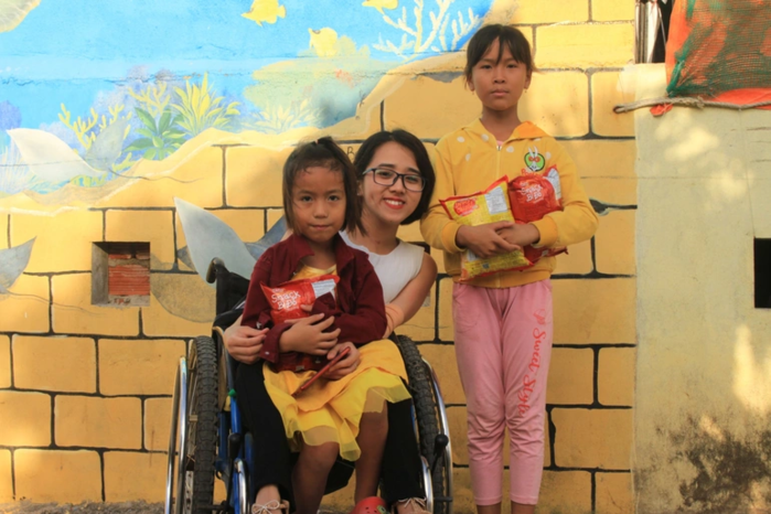 Cô gái 9x mắc bệnh xương thủy tinh đi du lịch khắp Việt Nam