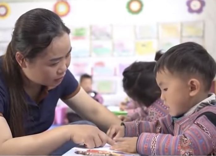 Cô giáo “một chân” miệt mài vượt 30km mang con chữ đến lớp mầm non