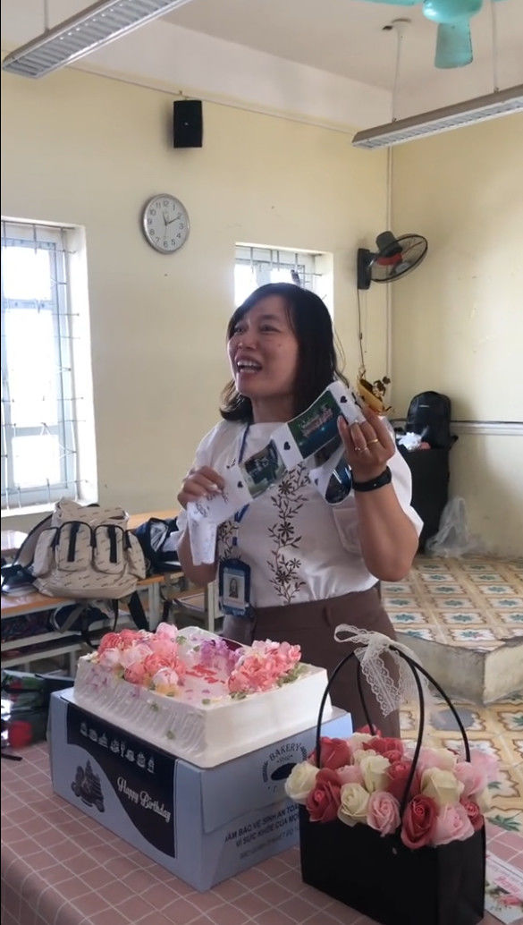 Cô giáo rơi nước mắt nhận quà 20/11 từ học sinh