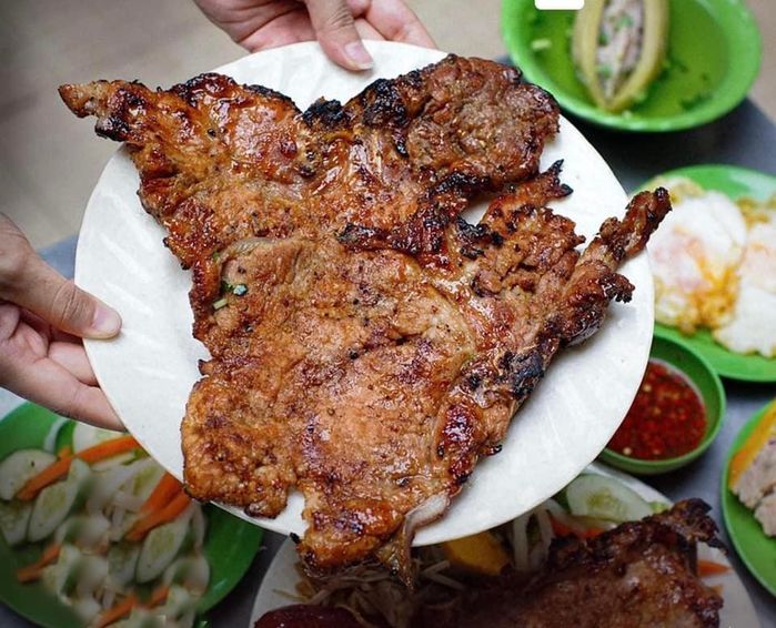 Cơm tấm thượng lưu bậc nhất Sài Gòn: Miếng sườn 20cm to bít dĩa