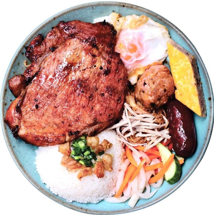 Cơm tấm thượng lưu bậc nhất Sài Gòn: Miếng sườn 20cm to bít dĩa
