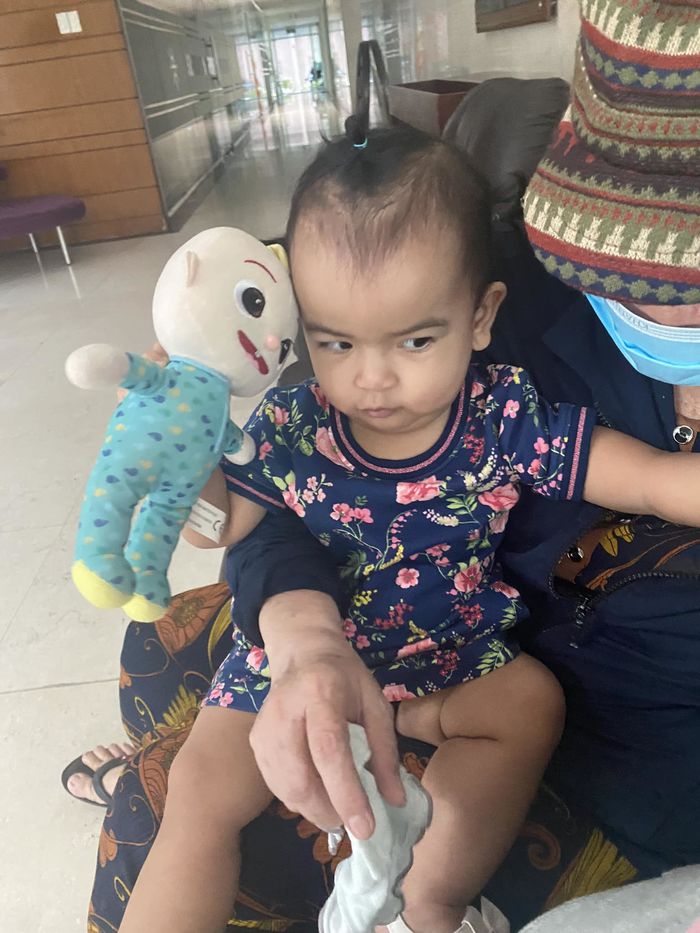 Con gái lai Ấn của Võ Hạ Trâm có gen tấu hài: Uống sữa cũng gây cười