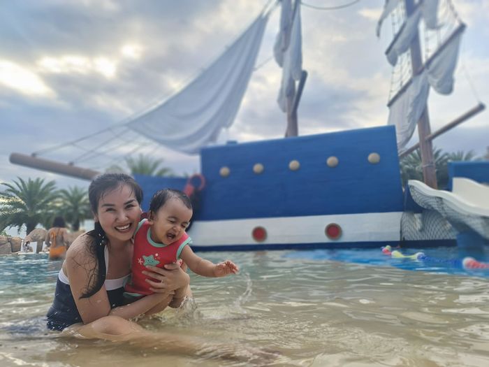 Con gái lai Ấn của Võ Hạ Trâm có gen tấu hài: Uống sữa cũng gây cười
