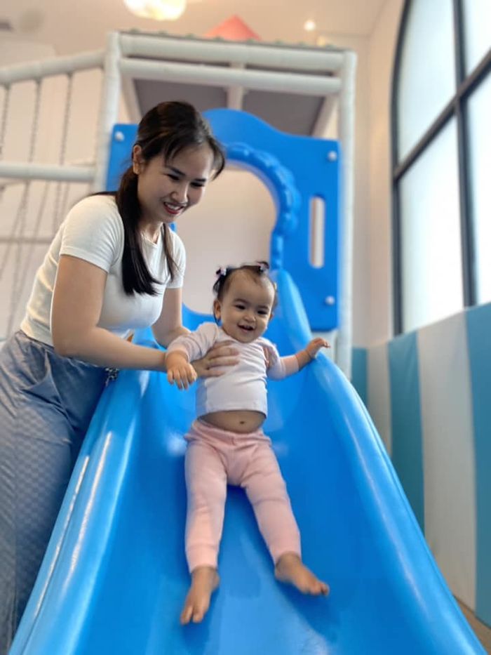 Con gái lai Ấn của Võ Hạ Trâm có gen tấu hài: Uống sữa cũng gây cười