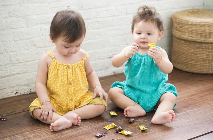 Con gái lai Tây nhà Diễm Châu diện áo dài, tập tành làm mẫu nhí