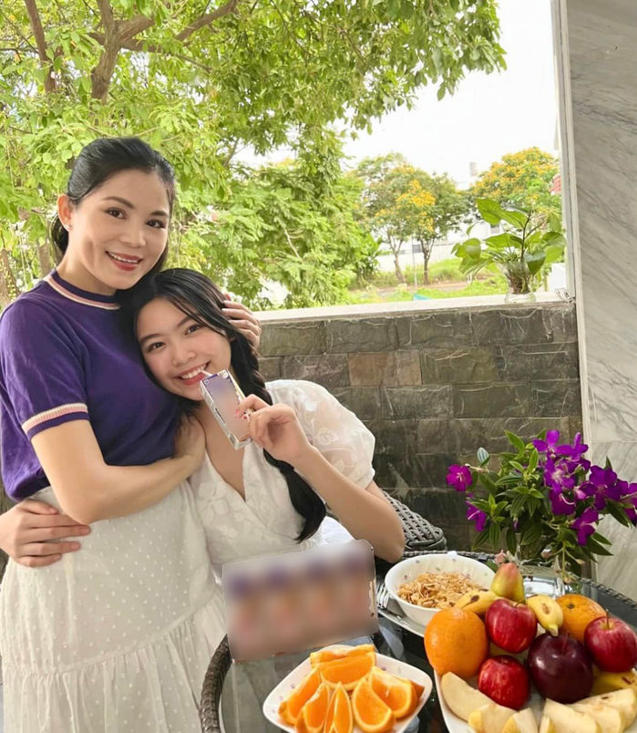 Con gái Quyền Linh: Dùng cát-xê làm thiện nguyện, mẹ lo vì nổi tếng