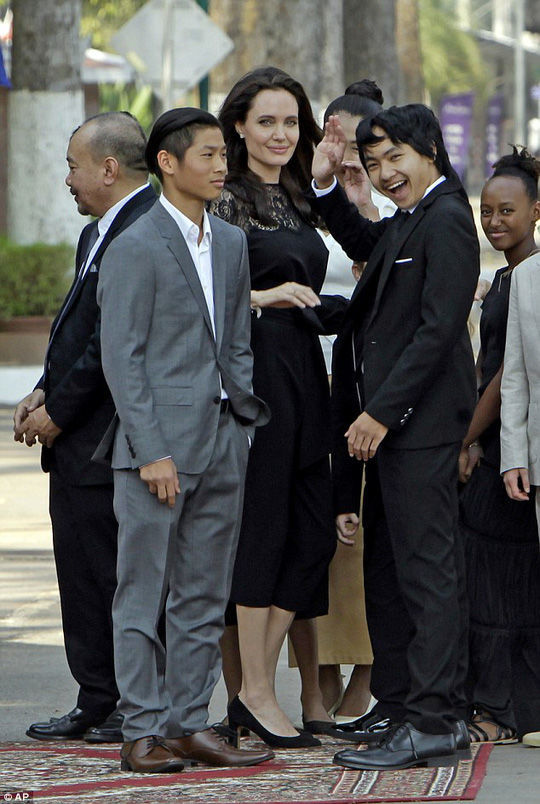 Con nuôi gốc Việt của Angelina Jolie: Điển trai, ra dáng sao hạng A Hollywood ở tuổi 19 - ảnh 10